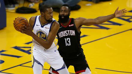 Sie werden ihn vermissen. Die Warriors müssen auf Kevin Durant (l) verzichten. Das erhört die Chancen für die Rockets und James Harden (r.).