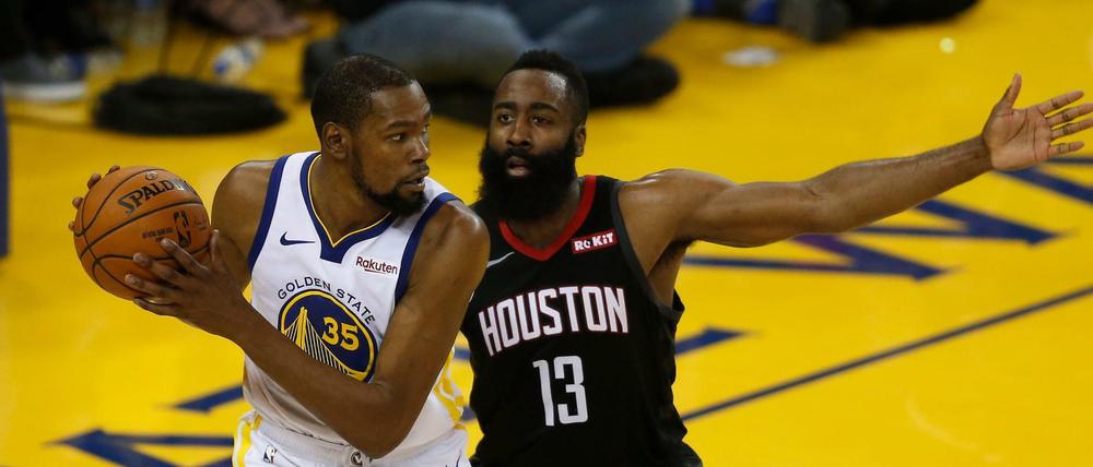 Sie werden ihn vermissen. Die Warriors müssen auf Kevin Durant (l) verzichten. Das erhört die Chancen für die Rockets und James Harden (r.).