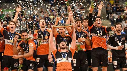 Hoch die Schale. Die BR Volleys feiern den zehnten Meistertitel der Vereinsgeschichte.