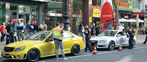 Heute wäre das Auto weg. Bei dieser Kontrolle 2016 konnte die Polizei die Autos noch nicht einziehen. Das ist jetzt anders.