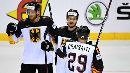 Der nächste Sieg! Korbinian Holzer, Moritz Müller und Leon Draisaitl (v. li.) freuen sich über das Tor zum 4:1 gegen Frankreich. 