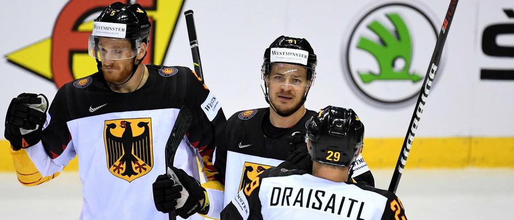 Der nächste Sieg! Korbinian Holzer, Moritz Müller und Leon Draisaitl (v. li.) freuen sich über das Tor zum 4:1 gegen Frankreich. 