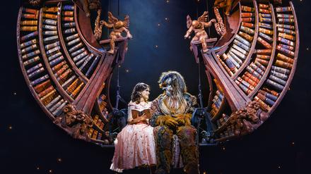 Mit aufwendigen Kostüme und fulminanten Tanzeinlagen erzählt das Budapester Operetten- und Musicaltheaters die Geschichte „Die Schöne und das Biest“.