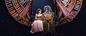 Mit aufwendigen Kostüme und fulminanten Tanzeinlagen erzählt das Budapester Operetten- und Musicaltheaters die Geschichte „Die Schöne und das Biest“.