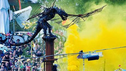 Immer dabei: Die Drachen vor der Turmbühne des Fusion-Festivals im mecklenburgischen Lärz. 