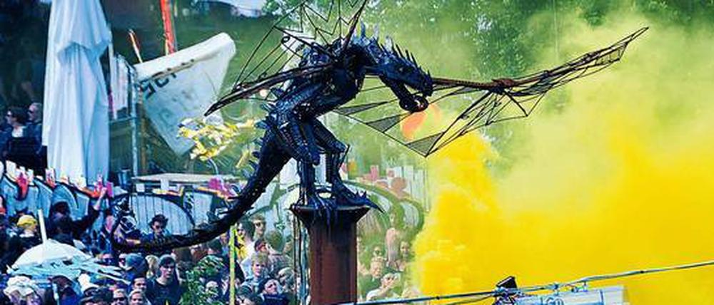 Immer dabei: Die Drachen vor der Turmbühne des Fusion-Festivals im mecklenburgischen Lärz.