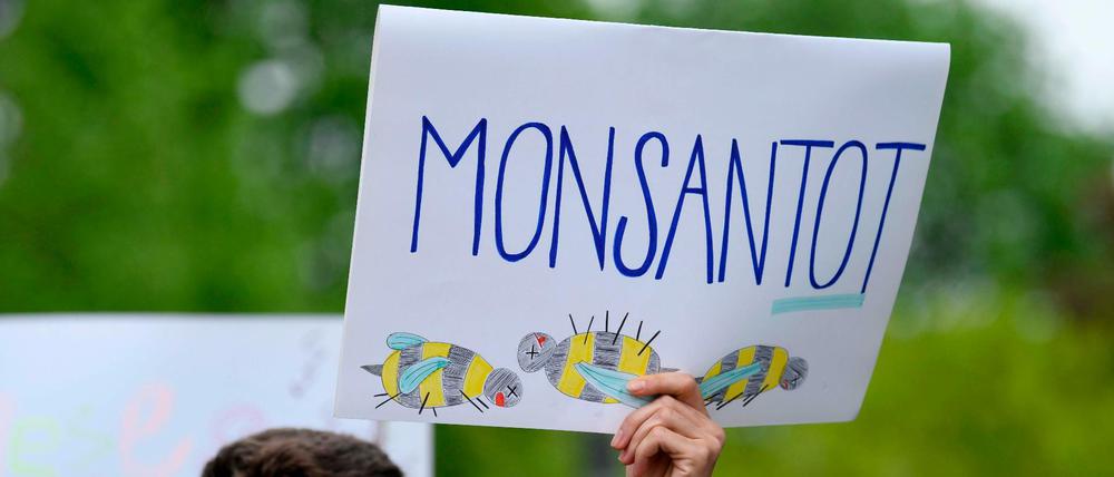 Protest: Umweltschützer lehnen Monsanto ab. Das Unternehmen steht für genverändertes Saatgut und den Einsatz von Pestiziden.