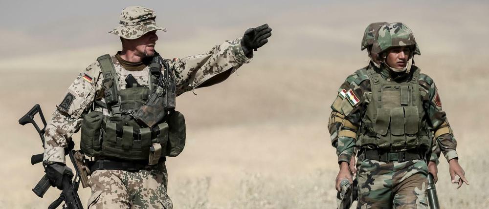 Bundeswehr Soldaten und kurdische Peshmerga Soldaten bei einer Übung in Erbil. 