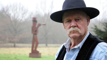 Der Bildhauer und Maler Anatol Herzfeld auf der Museumsinsel Hombroich in Neus-Holzheim.
