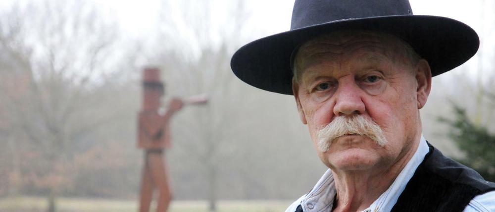 Der Bildhauer und Maler Anatol Herzfeld auf der Museumsinsel Hombroich in Neus-Holzheim.