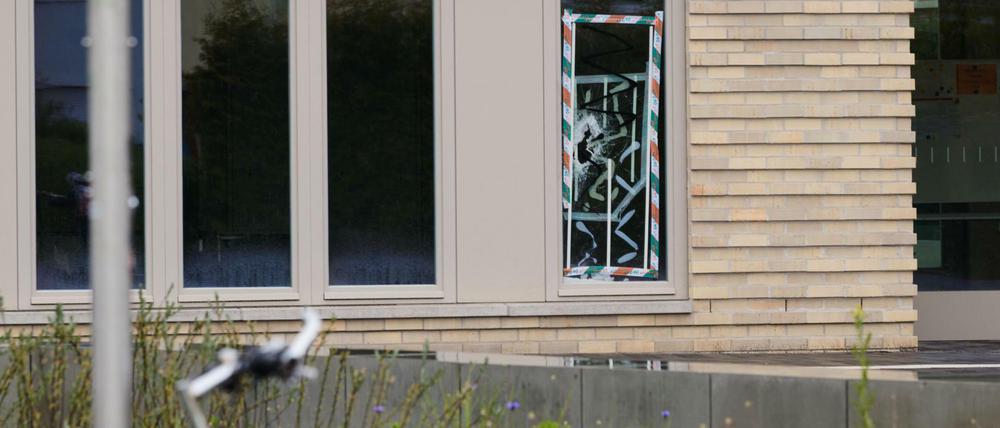 Eine kaputte Scheibe eines Außenfensters ist in der Fuchsberg Grundschule abgeklebt. Unbekannte haben ein Kunst-Vogelnest aus Gold aus der Schule in Berlin-Biesdorf gestohlen.