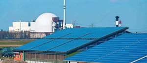 Verdrängt. Die Energiegewinnung aus erneuerbaren Quellen ist inzwischen so kostengünstig, dass Kernkraftwerke wie hier in Brokdorf, Schleswig-Holstein, für die zukünftige Stromerzeugung allein schon aus ökonomischen Gründen im Hintergrund stehen. Foto: Imago