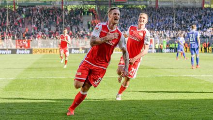 Torschützen unter sich. Unions Sebastian Polter (vorn) bejubelt mit Grischa Prömel das 3:0.