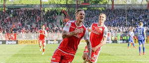 Torschützen unter sich. Unions Sebastian Polter (vorn) bejubelt mit Grischa Prömel das 3:0.