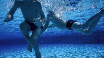 Kinder in einem Schwimmbad.