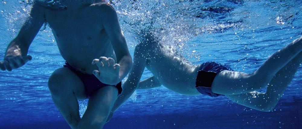 Kinder in einem Schwimmbad.