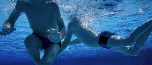 Kinder in einem Schwimmbad.