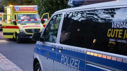 Polizei und Rettungskräfte am Tatort in Dresden.