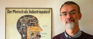 Anatomieprofessor Andreas Winkelmann hat den Nachlass von Hermann Stieve untersucht.