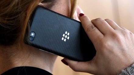 Eine Frau telefoniert am mit einem Smartphone. 