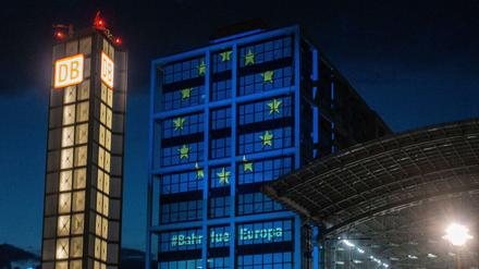 Der angestrahlte Hauptbahnhof in Berlin.