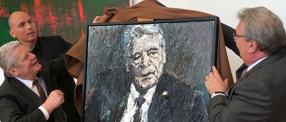 Enthüllt. Joachim Gauck, der Maler Christoph Bouet und Parlamentspräsident Ralf Wieland. 