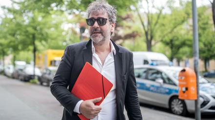 Deniz Yücel geht zum Amtsgericht Tiergarten in Berlin.