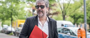 Deniz Yücel geht zum Amtsgericht Tiergarten in Berlin.