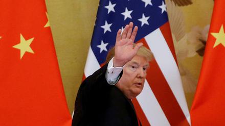 US-Präsident Trump vor Flaggen der USA und Chinas (Archivbild vom November 2017)