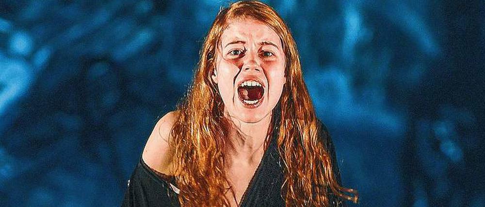 Schrei nach Liebe. Eva Hüster, zu ihren Füßen liegen Luise Aschenbrenner und Nadja Stübiger.