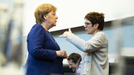 CDU Vorsitzende Annegret Kramp-Karrenbauer (R) spricht mit Bundeskanzlerin Angela Merkel (L) vor der Fraktionssitzung im Bundestag in Berlin am 19. Februar 2019. CDU/CSU Bundestagsfraktion Sitzung *** CDU Chairwoman Annegret Kramp Karrenbauer R talks with Chancellor Angela Merkel L before parliamentary group meeting in the Bundestag in Berlin on 19 February 2019 CDU CSU Bundestag parliamentary group meeting