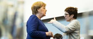 CDU Vorsitzende Annegret Kramp-Karrenbauer (R) spricht mit Bundeskanzlerin Angela Merkel (L) vor der Fraktionssitzung im Bundestag in Berlin am 19. Februar 2019. CDU/CSU Bundestagsfraktion Sitzung *** CDU Chairwoman Annegret Kramp Karrenbauer R talks with Chancellor Angela Merkel L before parliamentary group meeting in the Bundestag in Berlin on 19 February 2019 CDU CSU Bundestag parliamentary group meeting
