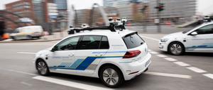 ARCHIV - 03.04.2019, Hamburg: Zwei Elektro-Golf von Volkswagen, bestückt mit Laserscannern, Kameras, Ultraschallsensoren und Radar für vollautomatisches Fahren, sind bei einem Fototermin vor einer Pressekonferenz unterwegs. Der VW-Konzern stellte am Mittwoch in Hamburg seine erste Teststrecke für autonomes Fahren in einer deutschen Großstadt vor. Ab sofort sollen fünf Elektro-Golf autonom in der Hansestadt unterwegs sein. (zu dpa "Jahresrückblick Hamburg und Schleswig-Holstein") Foto: Christian Charisius/dpa +++ dpa-Bildfunk +++ | Verwendung weltweit