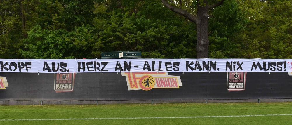 Ein bisschen Extra-Motivation. Fans befestigten am Donnerstag ein Banner am Trainingsplatz.