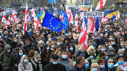 Demonstrierende schwenken georgische und EU-Fahnen während sie für die Freilassung von Georgiens inhaftiertem Ex-Präsidenten Saakaschwili demonstrieren.