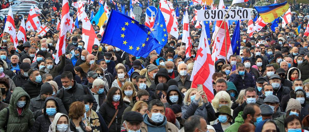 Demonstrierende schwenken georgische und EU-Fahnen während sie für die Freilassung von Georgiens inhaftiertem Ex-Präsidenten Saakaschwili demonstrieren.