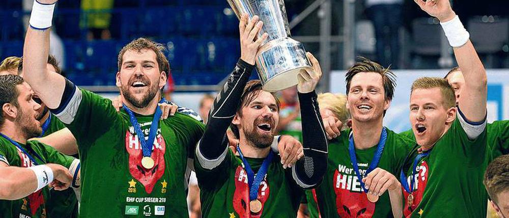 Partyhungrig. Die Mannschaft der Füchse um Kapitän Hans Lindberg (2. v. r.) steht erneut im Finale um den Europapokal. In Kiel soll am Wochenende Titel Nummer drei folgen.