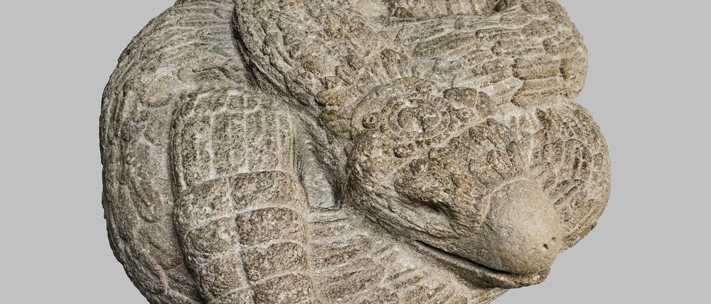 Den Schlangenkörper bedeckt ein Federkleid, der Kopf endet in einem Adlerschnabel