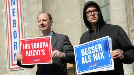 Martin Sonneborn und Nico Semsrott (r) während dem EU-Wahlkampf vor der Berliner Volksbühne.