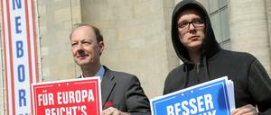 Martin Sonneborn und Nico Semsrott (r) während dem EU-Wahlkampf vor der Berliner Volksbühne.
