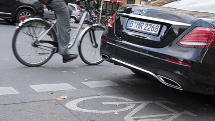 Verkehrwidriges Parken auf einem Radweg in der Oranienstrasse in Berlin-Kreuzberg.
