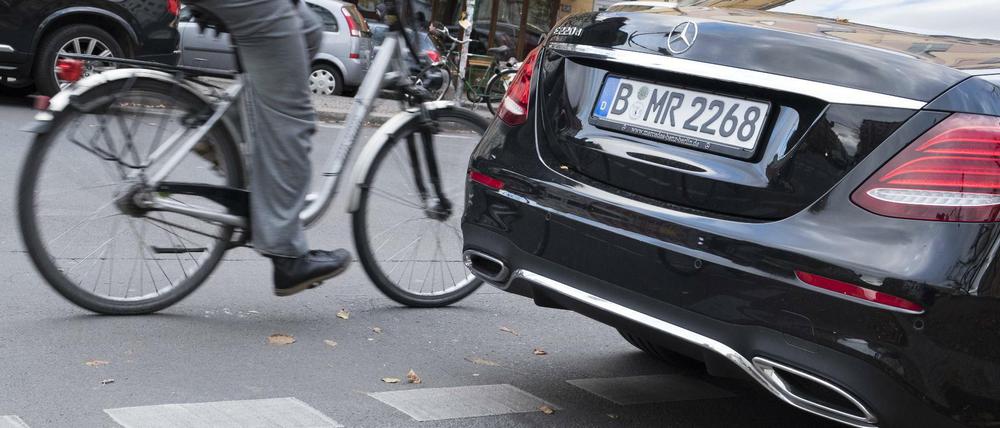 Verkehrwidriges Parken auf einem Radweg in der Oranienstrasse in Berlin-Kreuzberg.