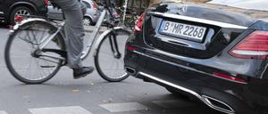 Verkehrwidriges Parken auf einem Radweg in der Oranienstrasse in Berlin-Kreuzberg.