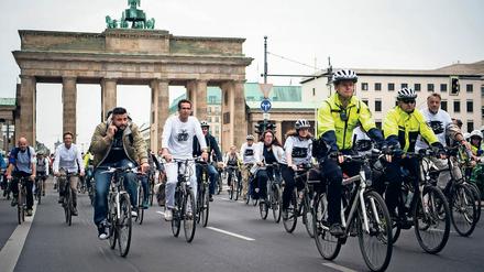 Durchs Tor. Wie bereits in den vergangenen Jahren rollt der "Ride of Silence" im Gedenken an verunglückte Fahrradfahrer durch Berlinn.