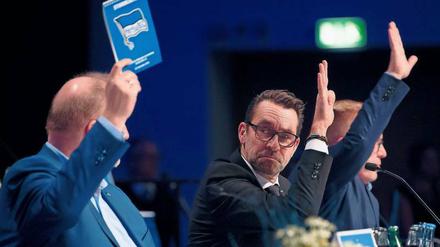 Was wollt ihr denn? Ein neues Stadion! Herthas Führung mit Ingo Schiller und Michael Preetz (von links) wird bei der Mitgliederversammlung für einen Neubau werben. 