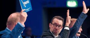 Was wollt ihr denn? Ein neues Stadion! Herthas Führung mit Ingo Schiller und Michael Preetz (von links) wird bei der Mitgliederversammlung für einen Neubau werben. 