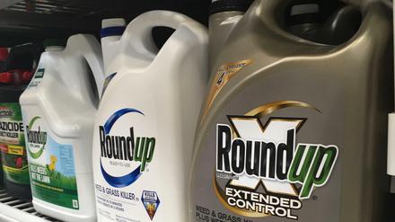 Das Unkrautvernichtungsmittel Roundup steht in einem Ladenregal in den USA zum Verkauf. 