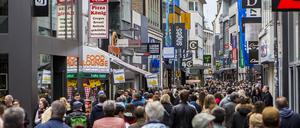 Menschen in der Kölner Innenstadt beim Bummeln und  Shoppen. Von Konjunktursorgen keine Spur. 