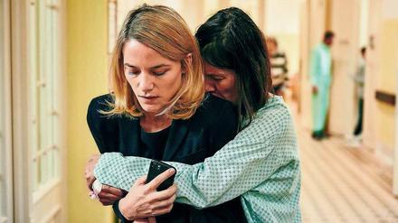Schwestern. Lola (Valerie Pacher, l.) wird von Conny (Pia Hierzegger) bedrängt, sie mit zu sich nach Hause zu holen. Eine Horrorvorstellung für die jetzsettende Unternehmensberaterin. 
