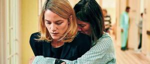 Schwestern. Lola (Valerie Pacher, l.) wird von Conny (Pia Hierzegger) bedrängt, sie mit zu sich nach Hause zu holen. Eine Horrorvorstellung für die jetzsettende Unternehmensberaterin. 